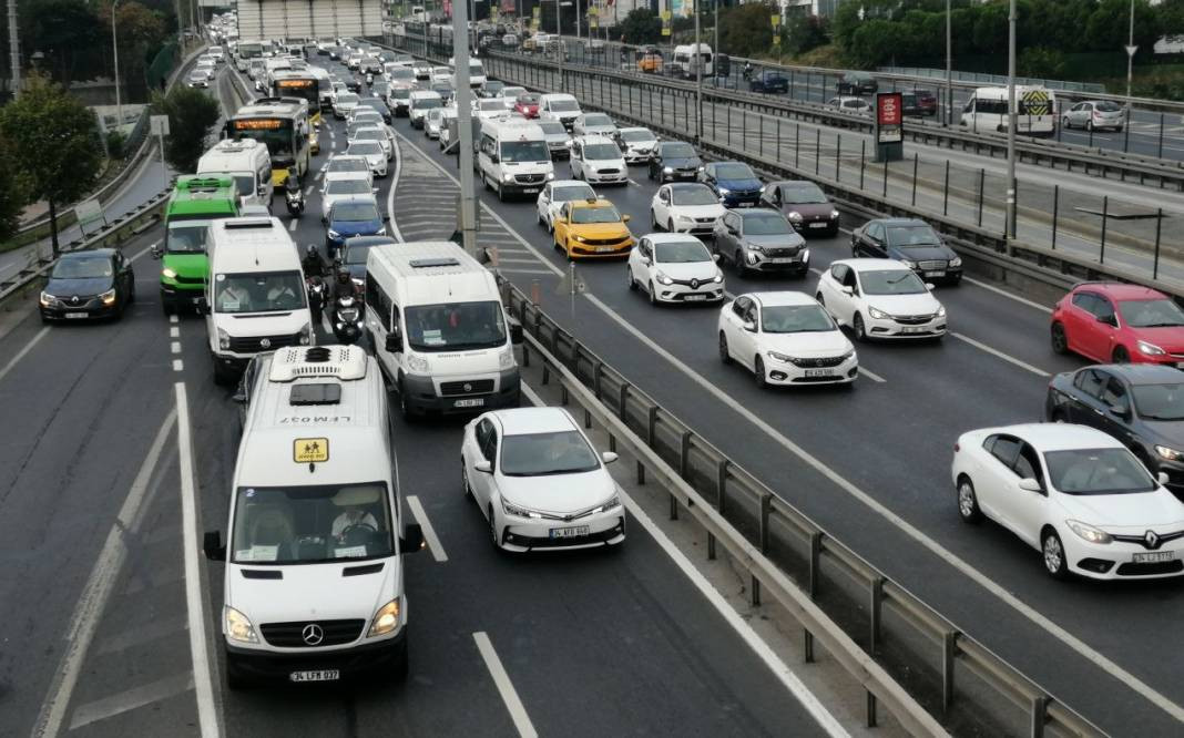 Okullarda uyum haftası başladı: İstanbul'da trafik felç oldu - Resim: 13